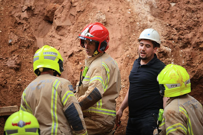 إصابة عامل بجراح حرجة بعد انهيار مبنى قيد الإنشاء في مدينة رمات جان